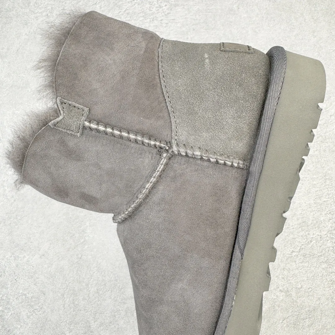 Pick up locally💰520 UGG 6422 Classic wooden buckle autumn and winter sheep fur integrated snow boots. All shoes are made from the same factory as ZP. Longfeng A-grade Australian imported sheep fur integrated women's boots. Brand OEM production line. Fully follow the ZP process. OEM original pattern maker. Adhering to the principle of no original shoes and no development selection. Pay attention to every detail. The most authentic version on the market. TREADLITE "Light Wing" technology outsole. Lightweight/durable/flexible/pile size: 35 36 37 38 39 40 Coding: by2936090